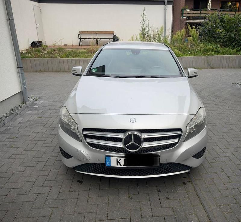 Silber Gebraucht 2015 Mercedes A180 Limousine | 7.900 € (Superpreis) - Bild 1/4
