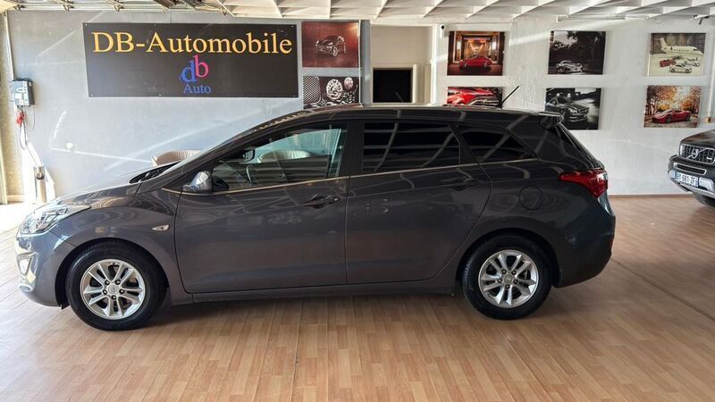 Grau Gebraucht 2015 Hyundai i30 Kombi | 7.999 € (Guter Preis) - Bild 1/4