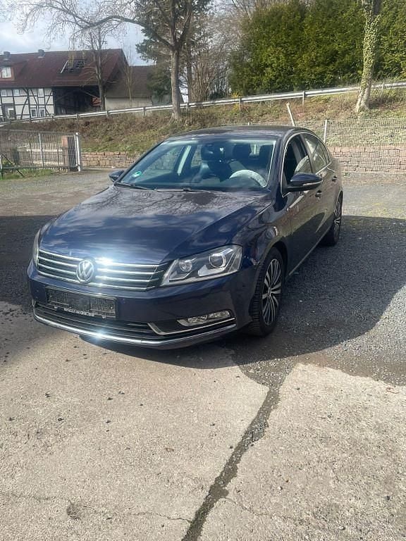 Gebraucht VW Passat Highline 160 PS (117 kW) 2011 Blau Limousine