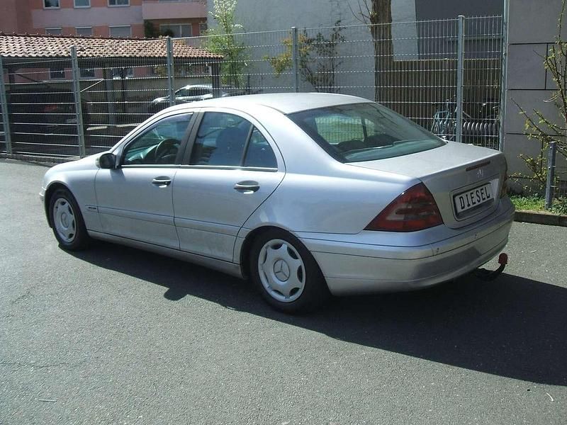 Gebraucht Mercedes 200 116 PS (85 kW) 2004 Silber Limousine