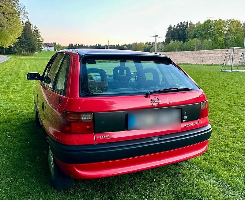 Second-hand Opel Astra 75 CP (55 kW) 1996 Roșu Break