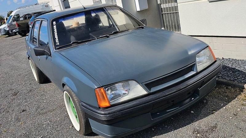 Grau Gebraucht 1984 Opel Rekord Limousine | 4.450 € - Bild 1/4