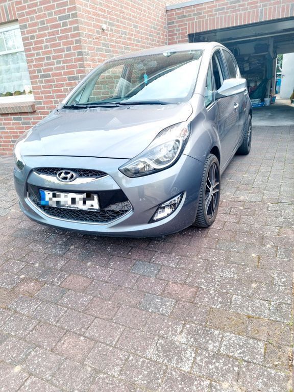 Silber Gebraucht 2011 Hyundai ix20 Edition Van / Kleinbus | 5.999 € (Fairer Preis) - Bild 1/4