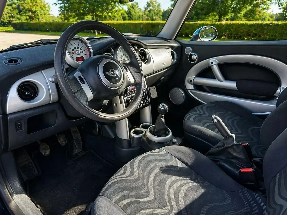 Gebraucht Mini Cooper 90 PS (66 kW) 2003 Schwarz Kleinwagen