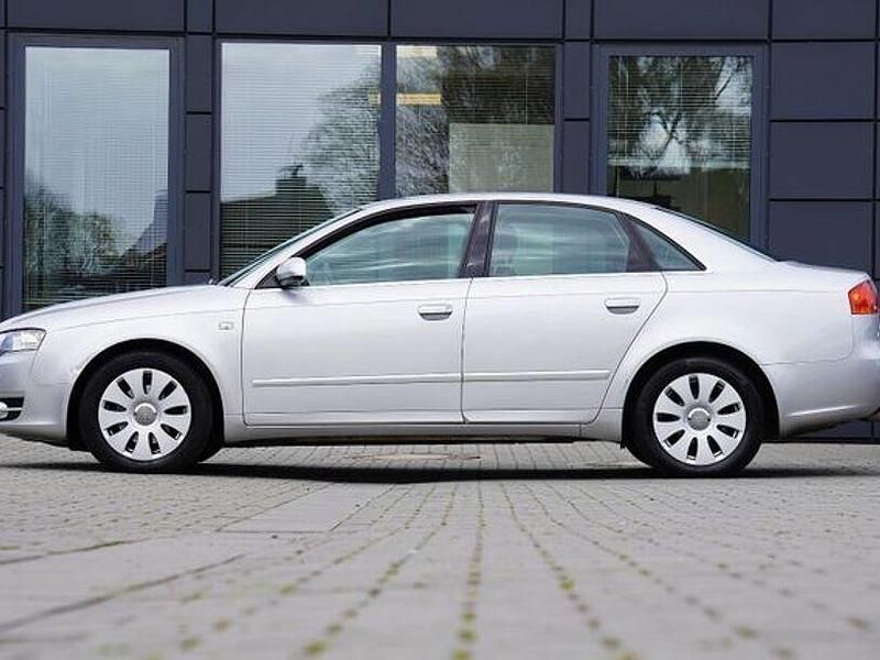 Gebraucht Audi A4 Comfort 131 PS (96 kW) 2006 Silbersee/lichtsilber Limousine