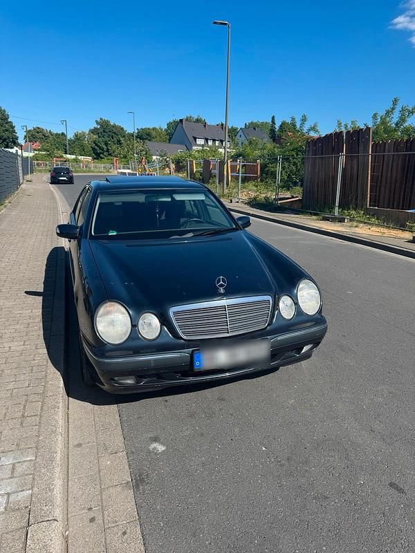 Blau Gebraucht 2002 Mercedes E220 Limousine | 2.899 € (Guter Preis) - Bild 1/4