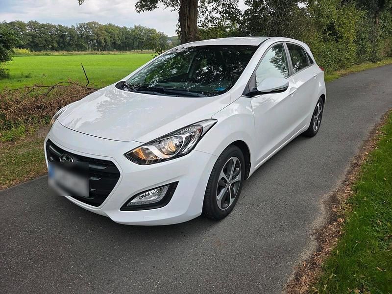 Weiß Gebraucht 2017 Hyundai i30 Limousine | 11.700 € (Guter Preis) - Bild 1/4