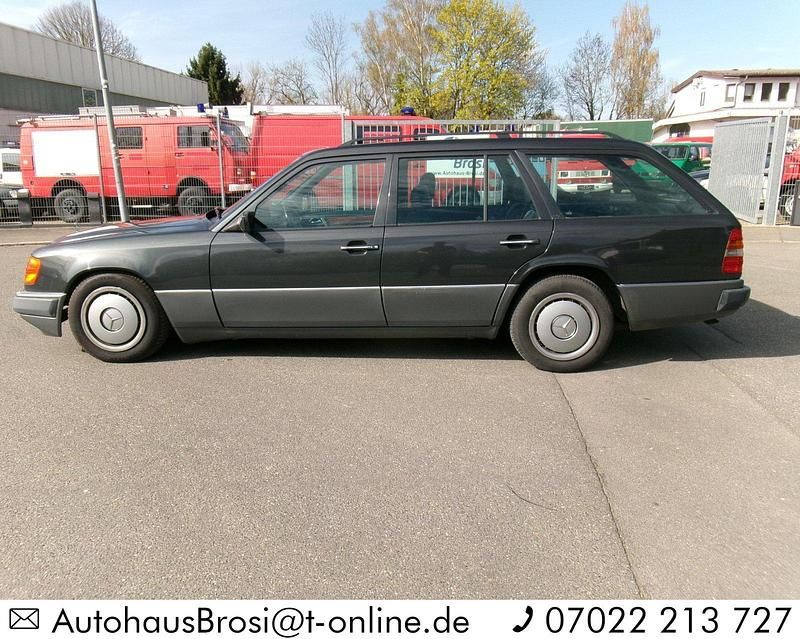 Gebraucht Mercedes E220 150 PS (110 kW) 1994 Schwarz Kombi