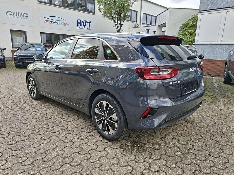Neu Kia Ceed 140 PS (102 kW) 2025 Pentametal metallic Kleinwagen