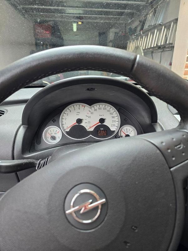 Second-hand Opel Corsa 60 CP (44 kW) 2006 Negru Hatchback