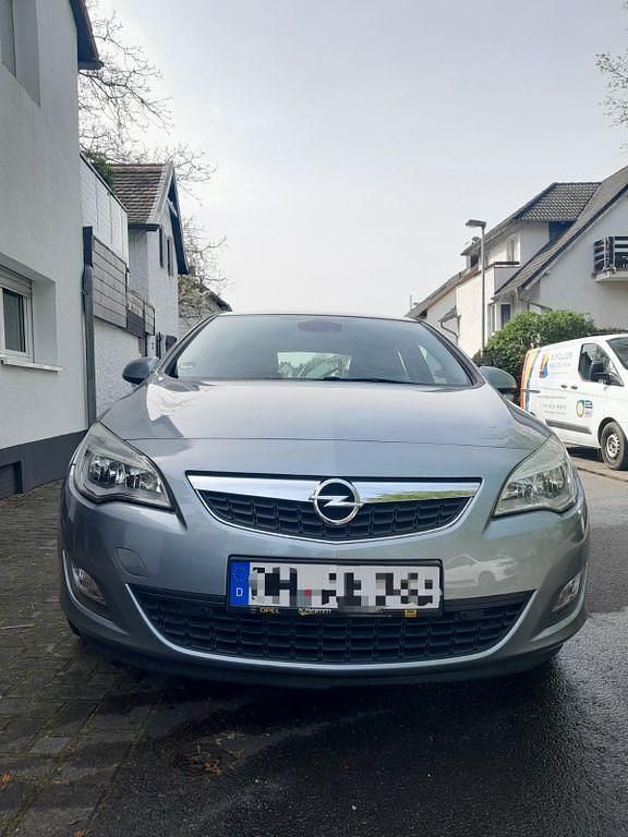 Grau Gebraucht 2009 Opel Astra Cosmo Limousine | 7.900 € - Bild 1/4
