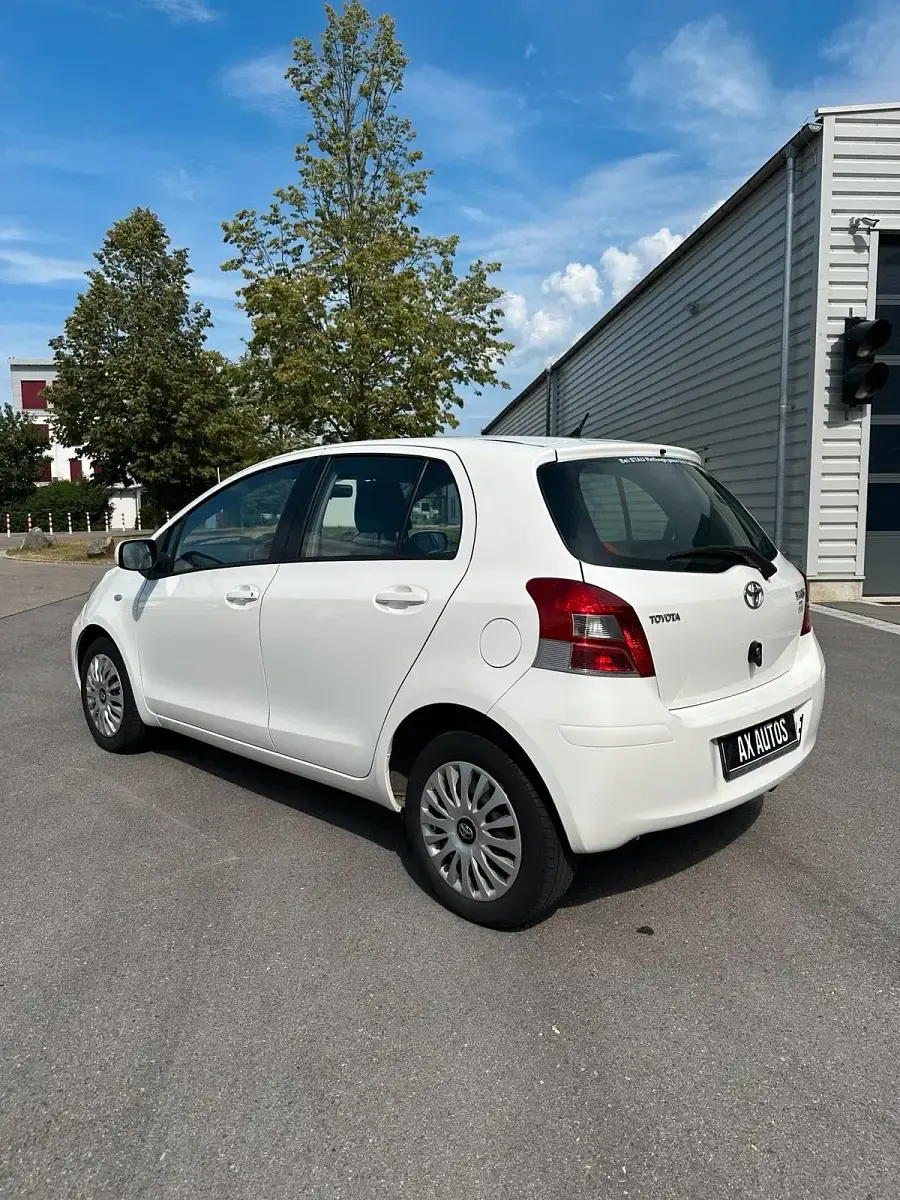 Gebraucht Toyota Yaris 99 PS (72 kW) 2011 Weiß Kleinwagen
