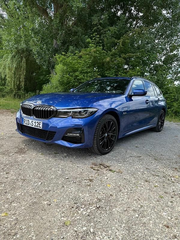 Blau Gebraucht 2022 BMW 330e M Sport Kombi | 37.490 € (Fairer Preis) - Bild 1/4