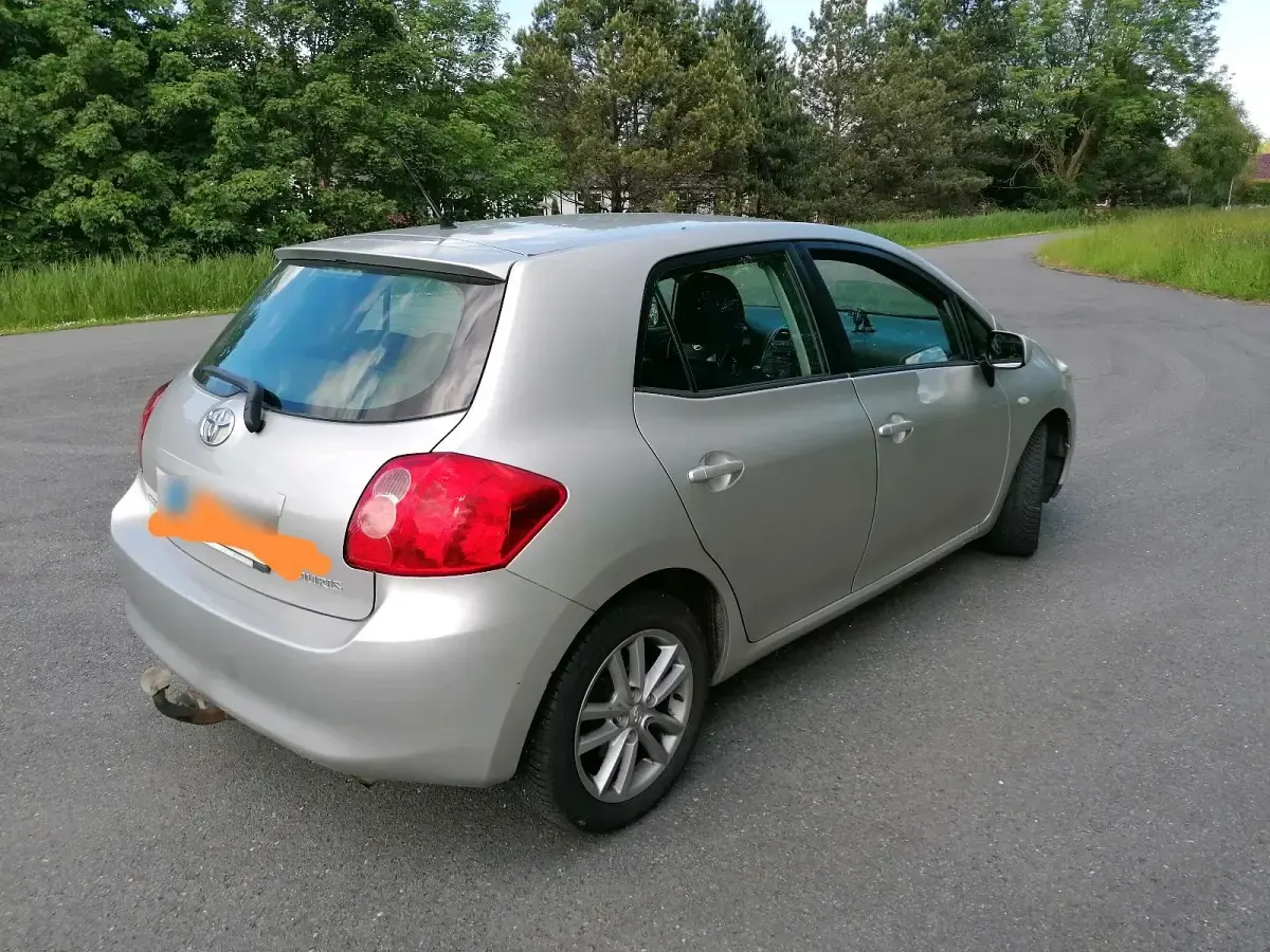 Gebraucht Toyota Auris 97 PS (71 kW) 2009 Silber Kleinwagen