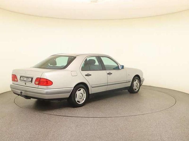 Gebraucht Mercedes 290 95 PS (69 kW) 1996 Silber Limousine