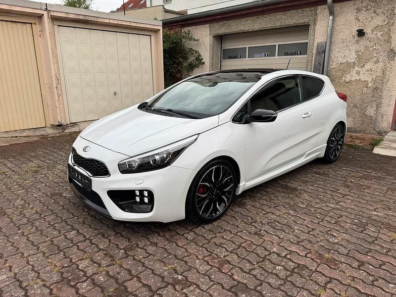 Weiß Gebraucht 2013 Kia Ceed GT First Edition Limousine | 9.999 € (Fairer Preis) - Bild 1/4