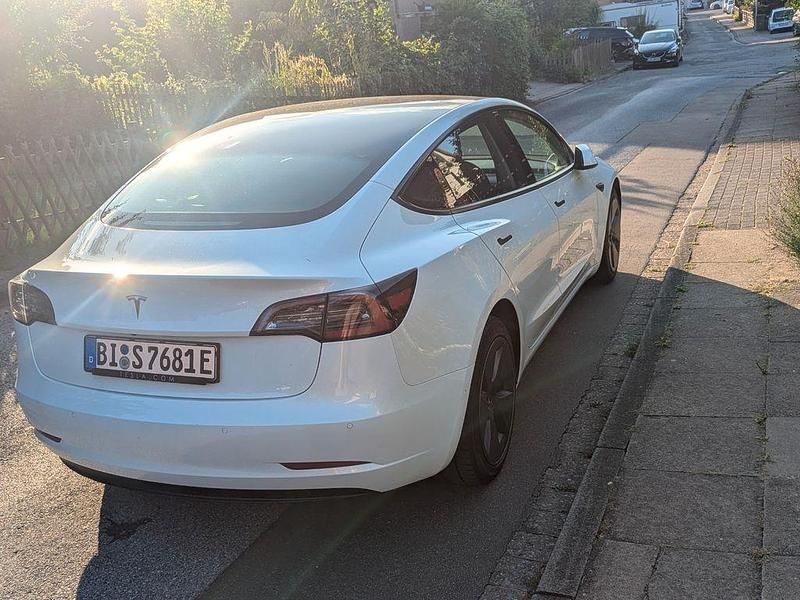 Weiß Gebraucht 2021 Tesla Model 3 Standard Range Plus Limousine | 21.700 € (Fairer Preis) - Bild 1/4