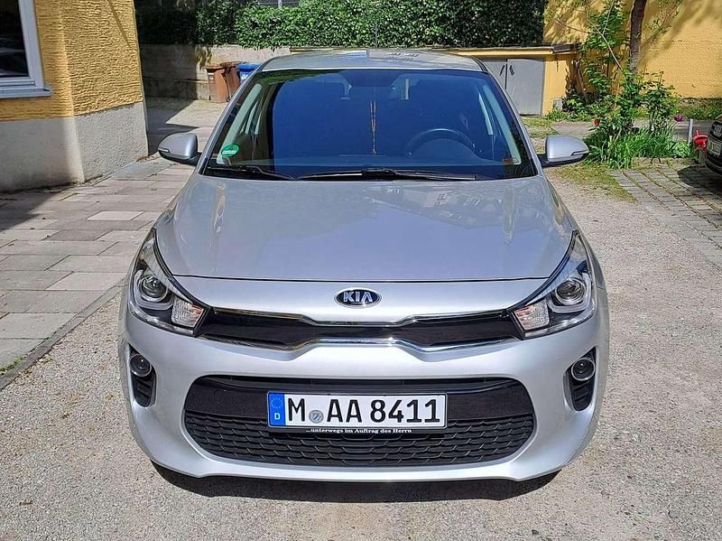 Silber Gebraucht 2018 Kia Rio DREAM-TEAM Edition Limousine | 12.000 € (Guter Preis) - Bild 1/4