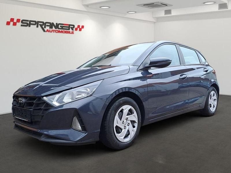 Grau Gebraucht 2022 Hyundai i20 Essential Limousine | 16.550 € (Fairer Preis) - Bild 1/4