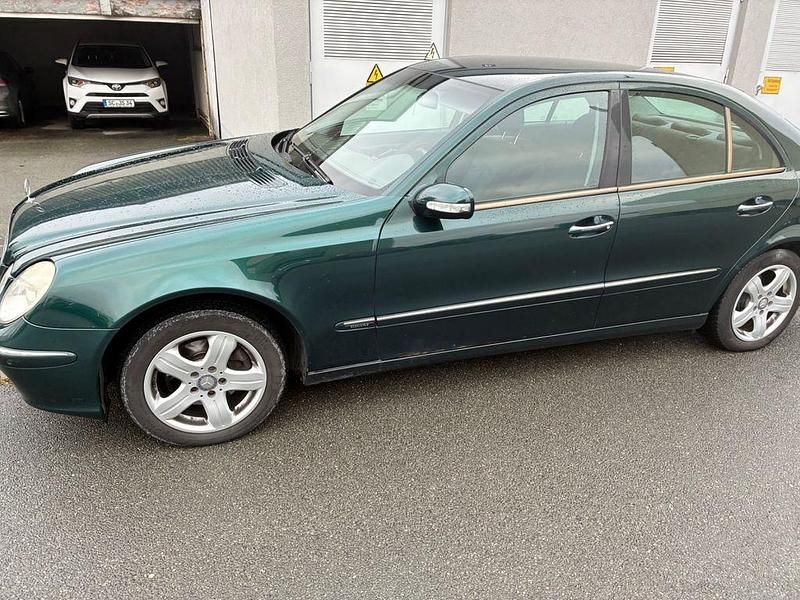 Gebraucht Mercedes E220 Elegance 150 PS (110 kW) 2003 Grün Limousine