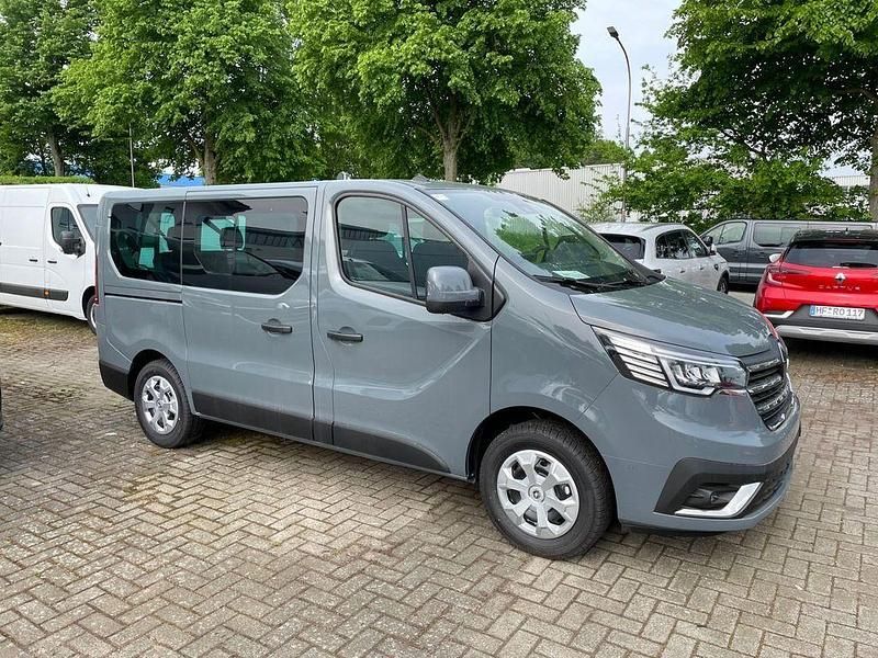 Gebraucht Renault Trafic Life 150 PS (110 kW) 2024 Schiefergrau Van / Kleinbus