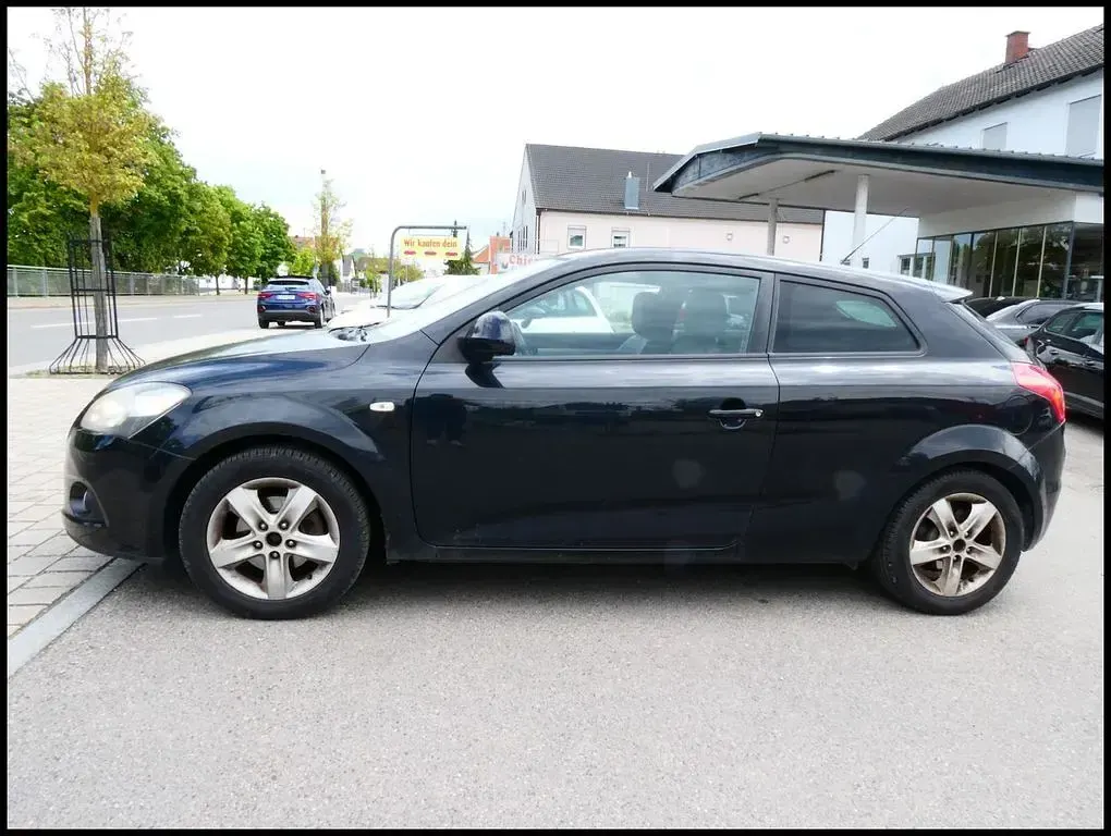 Usado Kia Ceed 109 CV (80 kW) 2008 Negro Utilitario