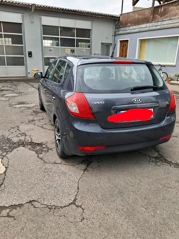 Grau Gebraucht 2010 Kia Ceed Kleinwagen | 2.990 € (Teuer) - Bild 1/4