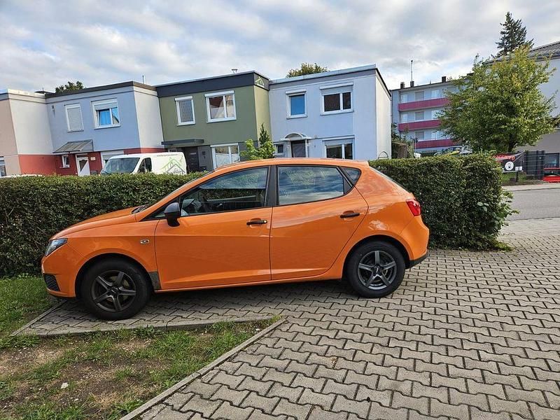 Orange Gebraucht 2009 Seat Ibiza Reference Limousine | 3.400 € (Etwas zu teuer) - Bild 1/3