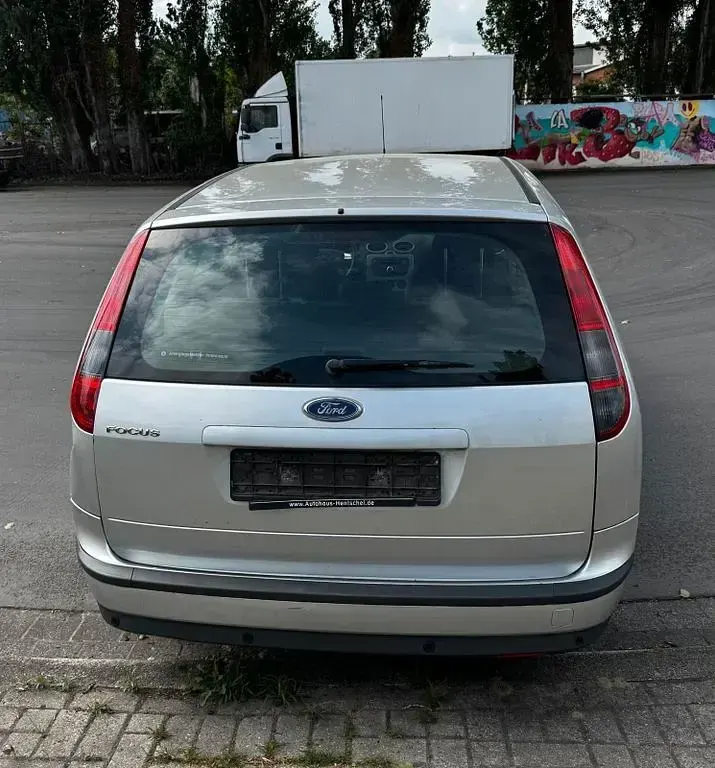 Gebraucht Ford Focus Ambiente 101 PS (74 kW) 2007 Grau Limousine