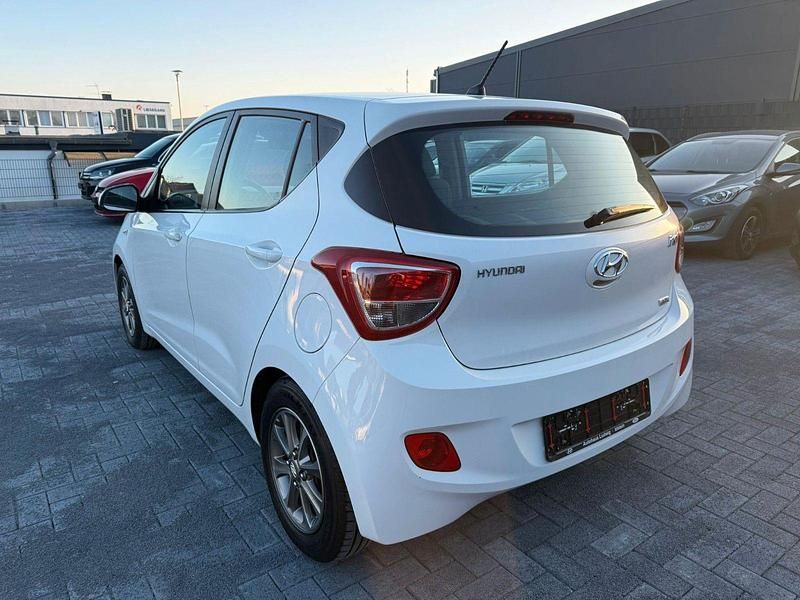 Gebraucht Hyundai i10 87 PS (63 kW) 2014 Weiß Kleinwagen