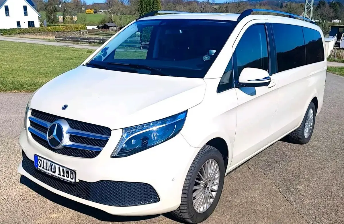Gebraucht Mercedes V220 163 PS (119 kW) 2023 Grau Van / Kleinbus