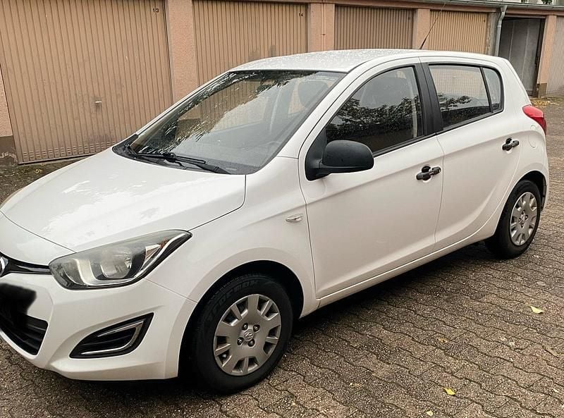 Weiß Gebraucht 2014 Hyundai i20 Kleinwagen | 3.300 € (Fairer Preis) - Bild 1/4