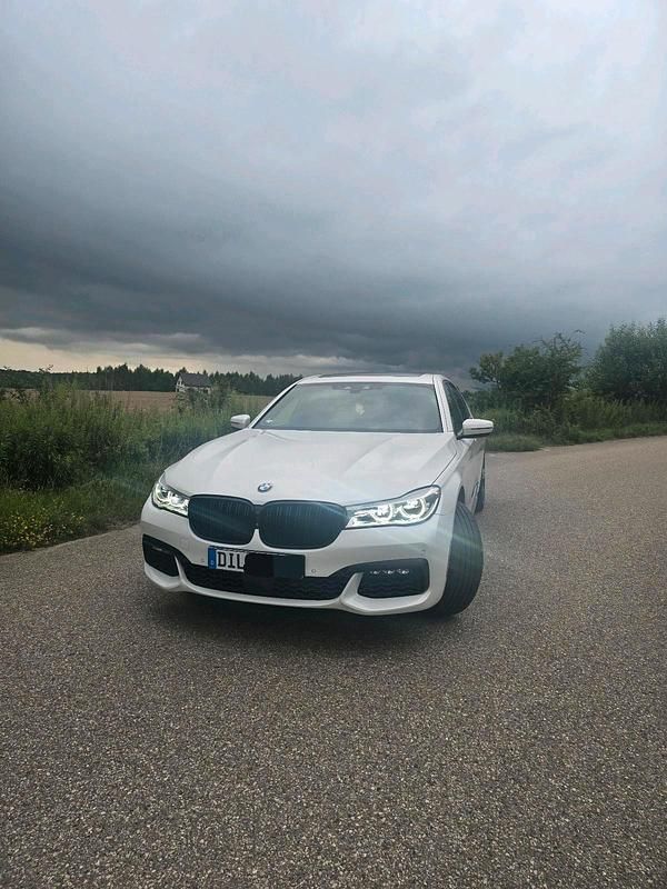 Weiß Gebraucht 2018 BMW 750 Limousine | 44.000 € (Etwas zu teuer) - Bild 1/4