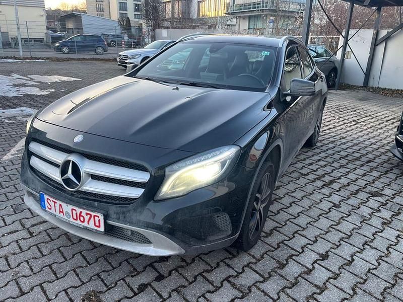 Schwarz Gebraucht 2016 Mercedes GLA180 SUV | 11.999 € (Guter Preis) - Bild 1/4