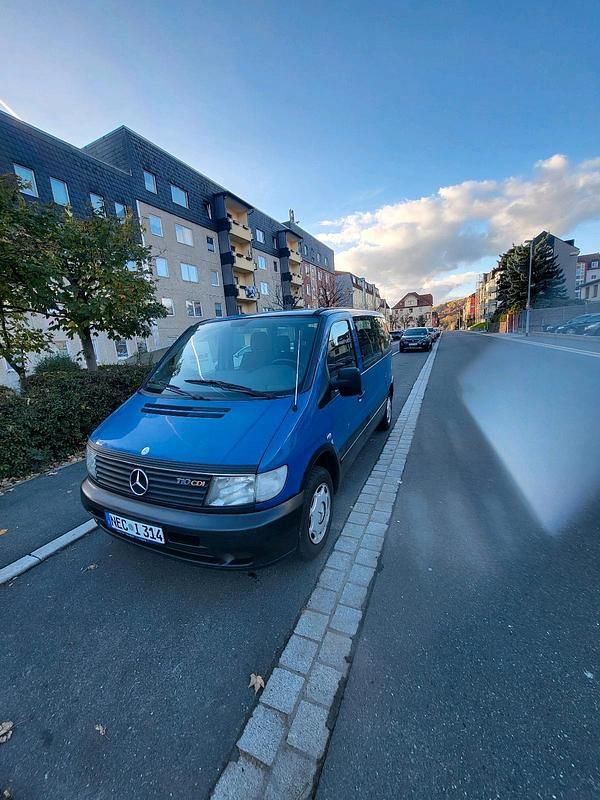 Blau Gebraucht 2002 Mercedes Vito Van / Kleinbus | 3.099 € (Fairer Preis) - Bild 1/4