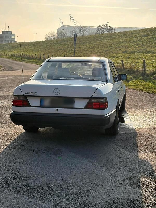 Gebraucht Mercedes E230 132 PS (97 kW) 1989 Weiß Limousine