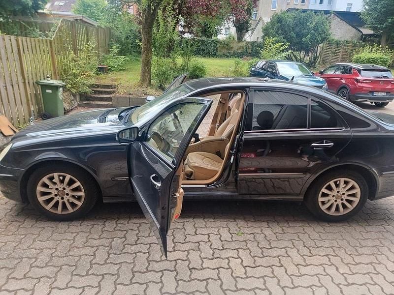 Schwarz Gebraucht 2006 Mercedes E320 Elegance Limousine | 2.900 € (Guter Preis) - Bild 1/4