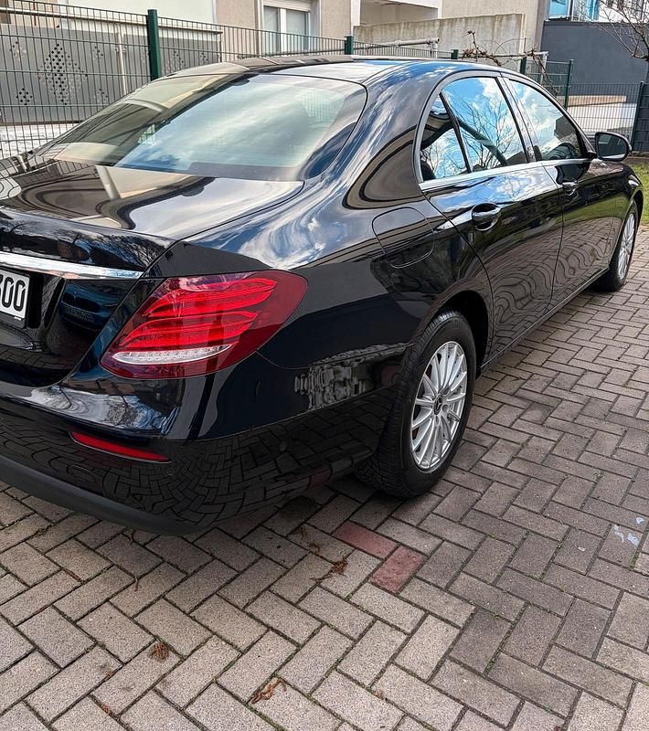 Gebraucht Mercedes E220 194 PS (142 kW) 2017 Schwarz Limousine