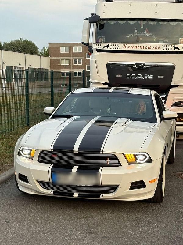 Weiß Gebraucht 2012 Ford Mustang GT Coupé | 12.500 € - Bild 1/4