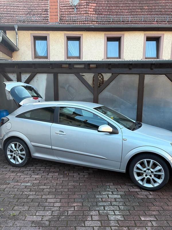 Grau Gebraucht 2006 Opel Astra GTC Coupé | 4.000 € (Teuer) - Bild 1/4