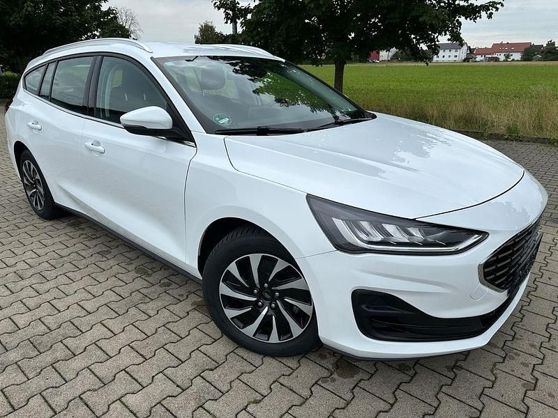 Weiß Gebraucht 2022 Ford Focus Titanium Limousine | 16.990 € (Guter Preis) - Bild 1/4