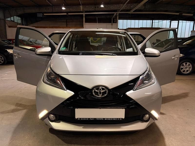 Second-hand Toyota Aygo 69 CP (50 kW) 2016 Argintiu Hatchback