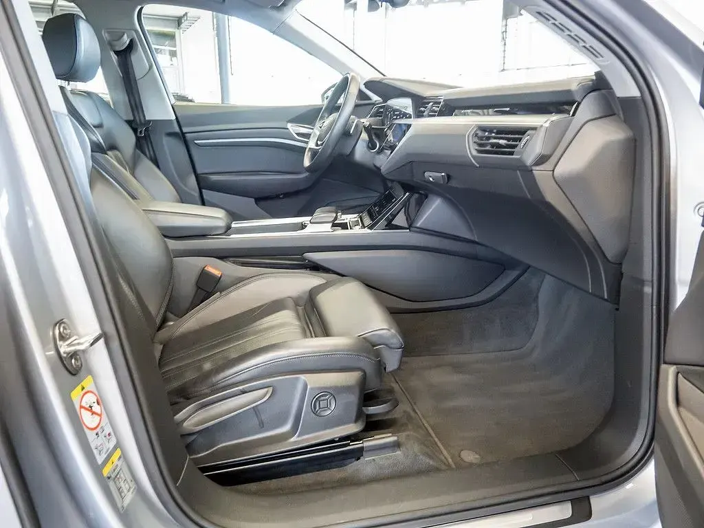 Gebraucht Audi e-tron Advanced Plus 300 kW (408 PS) 2023 Florettsilber metallic SUV