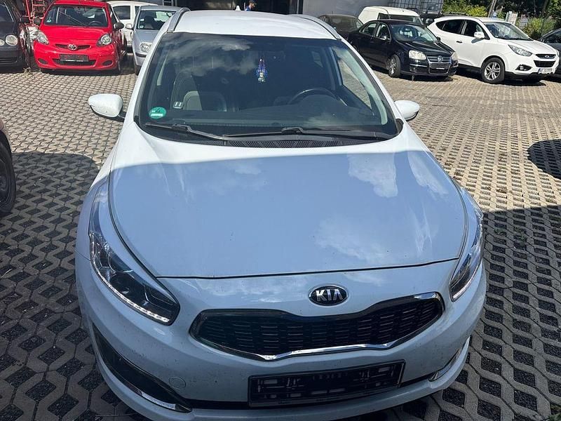 Weiß Gebraucht 2018 Kia Ceed Sportswagon Kombi | 7.999 € (Superpreis) - Bild 1/4