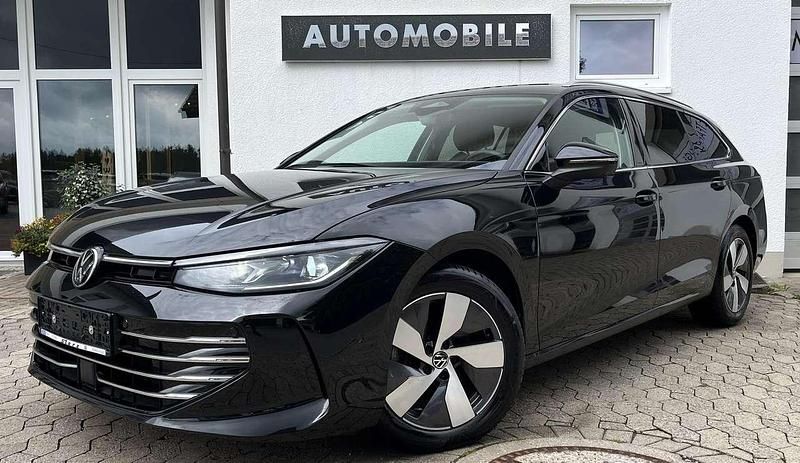 Grenadillschwarz metallic Gebraucht 2024 VW Passat Elegance Kombi | 36.979 € (Superpreis) - Bild 1/4