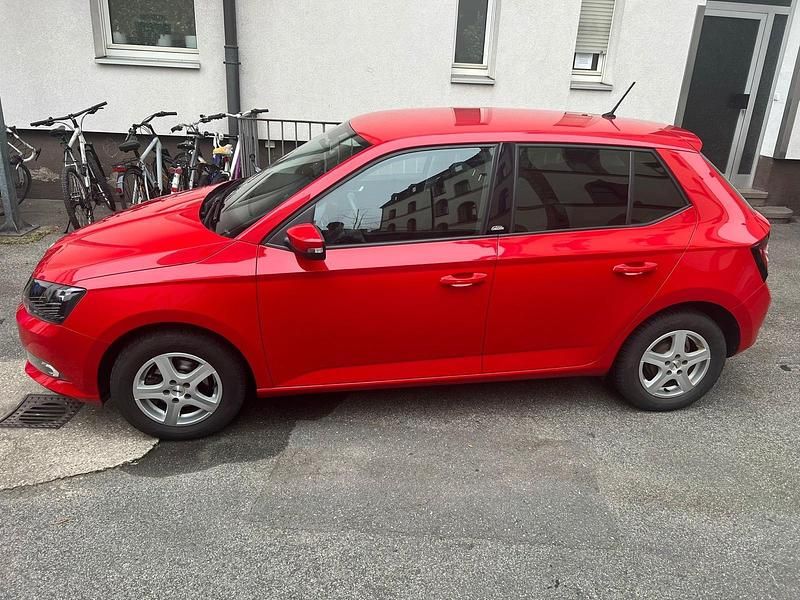 Rot Gebraucht 2015 Skoda Fabia Limousine | 5.950 € (Fairer Preis) - Bild 1/4