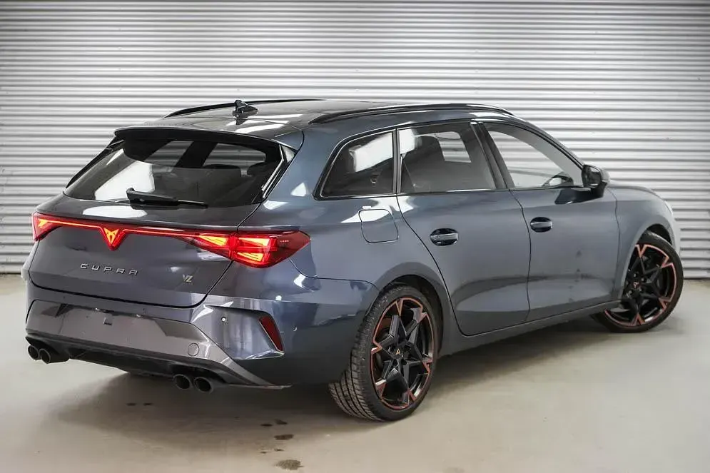 Gebraucht Cupra Leon VZ 333 PS (244 kW) 2025 Magnetic grau metallic (s7)