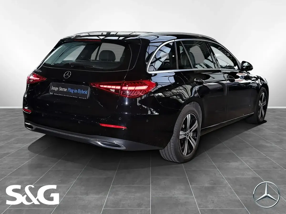 Gebraucht Mercedes C300e Avantgarde 204 PS (150 kW) 2023 Unilack schwarz Kombi