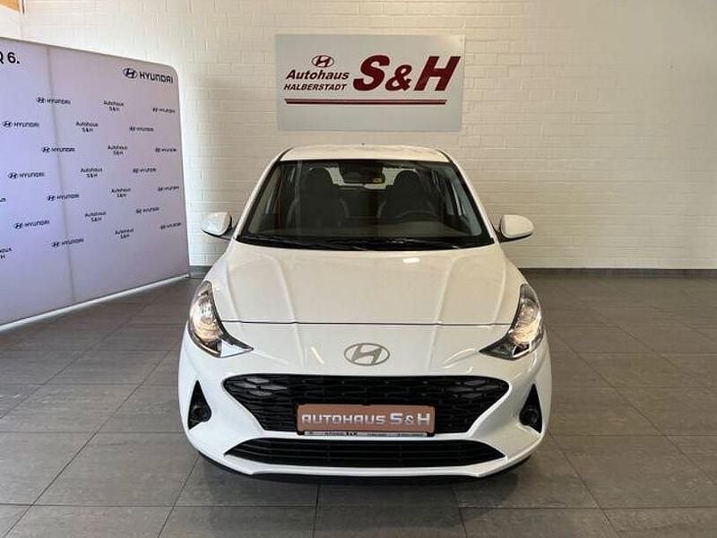 Gebraucht Hyundai i10 Select 67 PS (49 kW) 2024 Atlas white uni Kleinwagen