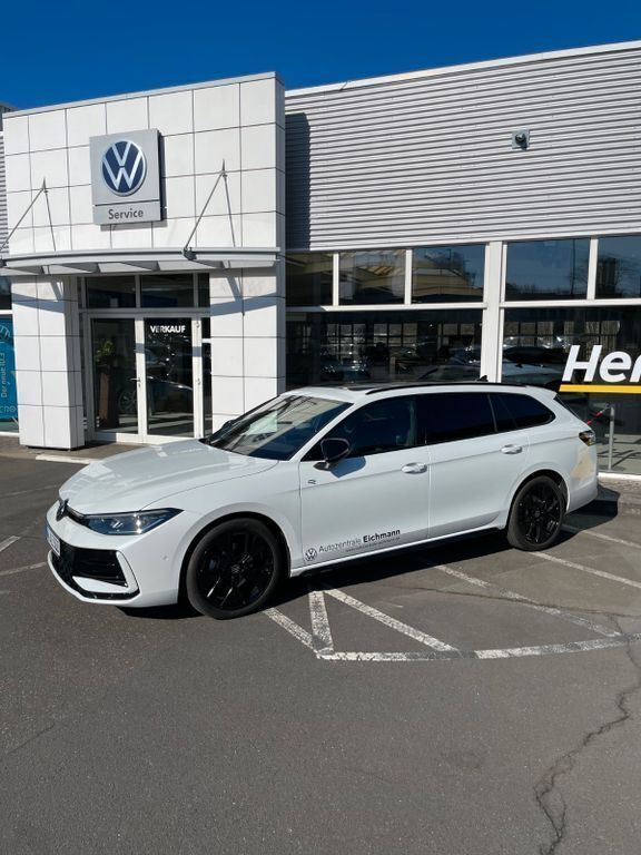 Weiß Gebraucht 2024 VW Passat R-line Limousine | 44.990 € (Teuer) - Bild 1/4